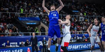 Maik-Kalev Kotsar lööb korvi all platsi puhtaks. Foto autor: fiba.basketball