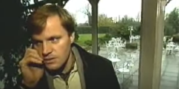 Tommi Mäkinen on just saanud telefonikõne, kus talle öeldakse, et ta on 1998. aasta maailmameister. Foto: kuvatõmmis YouTube'ist